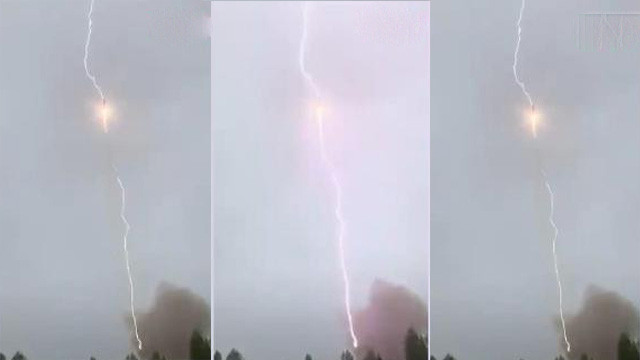 Yeni fırlatılan rokete yıldırım çarptı