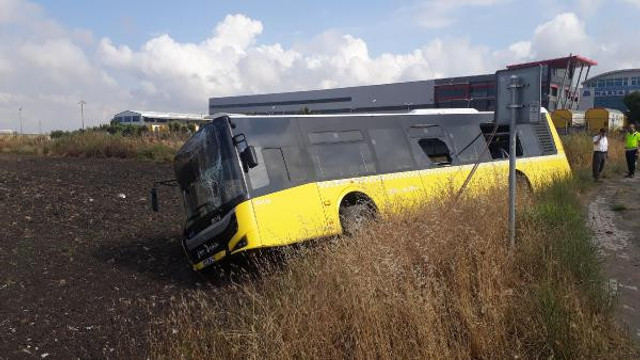 İstanbul'da İETT otobüsü tarlaya girdi