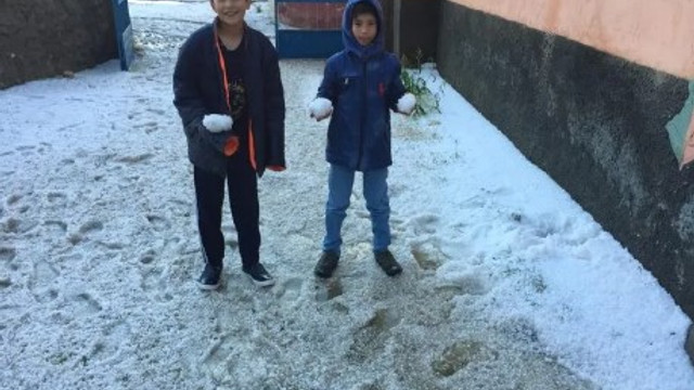 Yaz gününde ilçe beyaza bürüdü