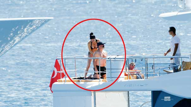 Cem Yılmaz ile Defne Samyeli mavi turda görüntülendi