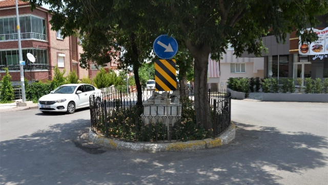 Yol ortasında mezar ! İş makineleri dokunamıyor