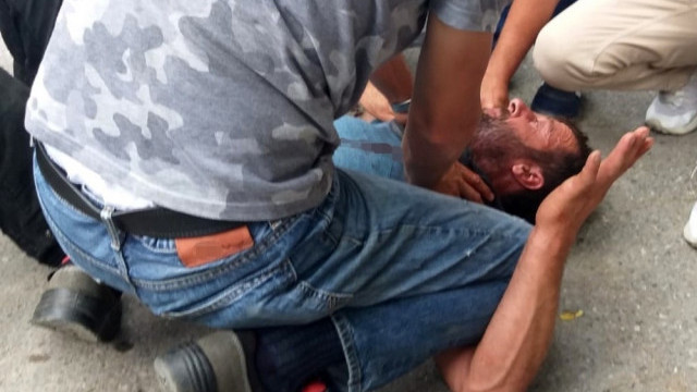 Otogarda kendi boğazını kesti