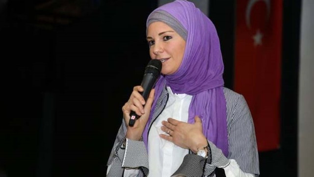 Eşinin soyadını sildi