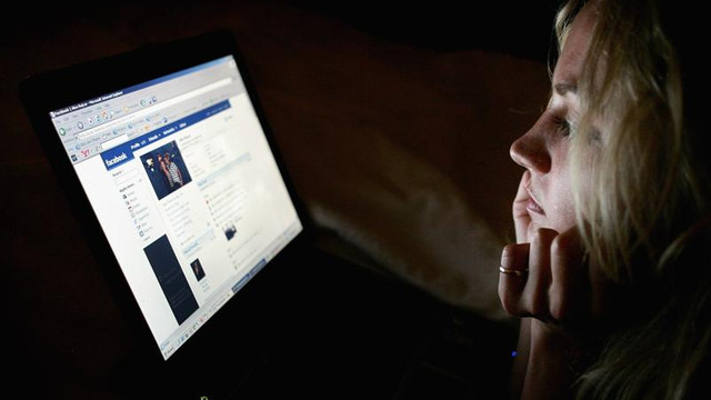 Yargıtay'dan eşinin Facebook hesabına bakan eş için emsal karar