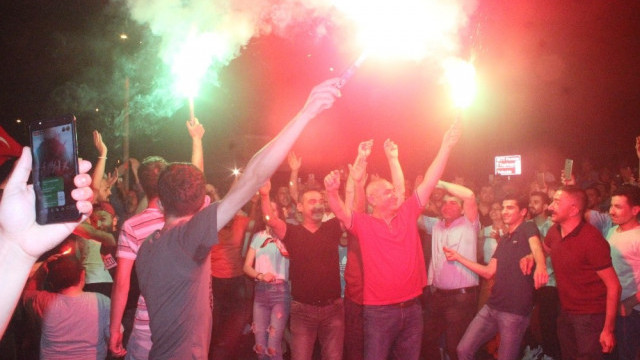 Servisçilerden İBB önünde kutlama