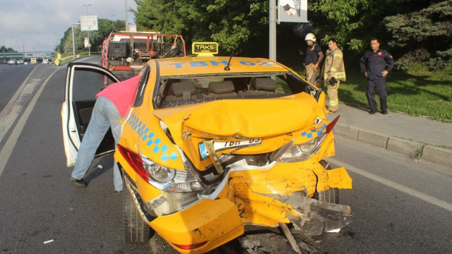 E-5'te kaza ! Taksi ile minibüs birbirine girdi