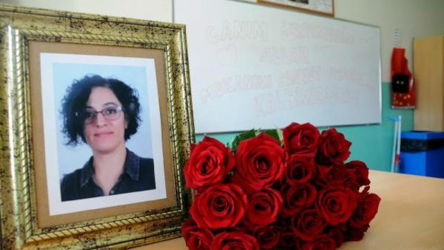 Öğretmen Aysel Akın'ın sınıfında gözyaşlarına boğan karne töreni