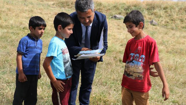 Çobanlık yapan iki kardeşe karne sürprizi