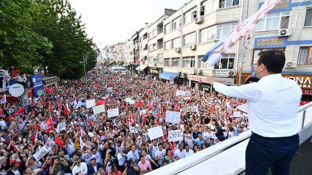 İmamoğlu'ndan hükümet medyasına isyan: Dedemin mezarına gittiler!
