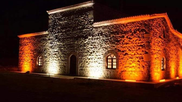 800 yıllık türbeyi millet kıraathanesi yaptılar