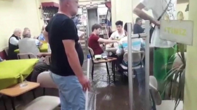 Su basan kıraathanede okeye devam !
