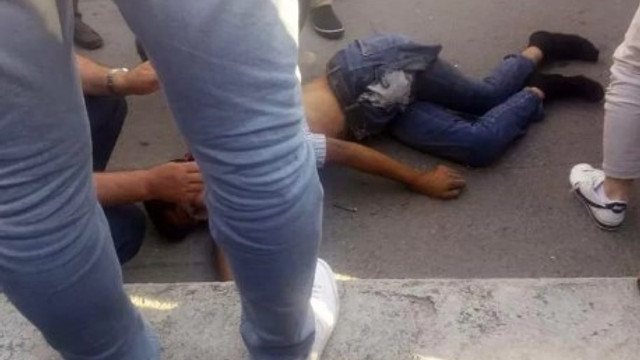 Bisikletliye 2 otomobil çarptı !