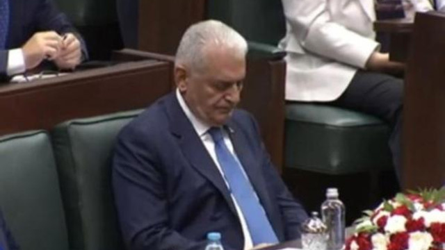 Erdoğan konuşurken Binali Yıldırım böyle görüntülendi