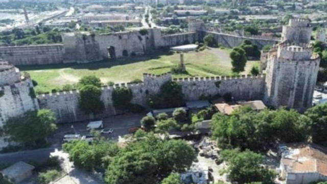 İstanbul'un 16 asırlık tarihi surları tehlike altında !