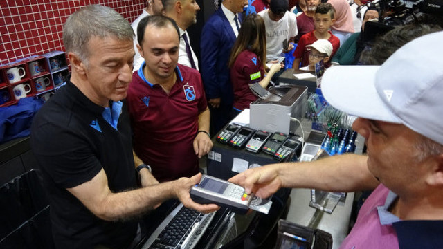 Trabzonspor'da başkan Ağaoğlu, forma satışı yaptı