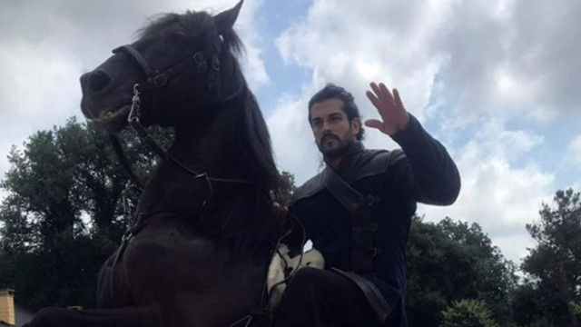 Burak Özçivit'ten Osman Gazi pozu!