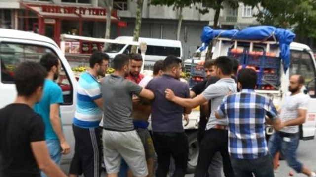 İstanbul'da belediye önünde gergin anlar