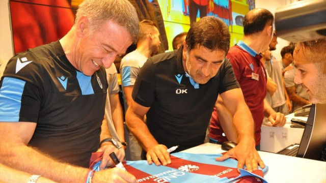 Ahmet Ağaoğlu önce taraftarlara, sonra futbolculara forma sattı