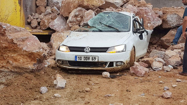 Korkunç ölüm ! Kamyondan dökülen kayaların altında kaldı