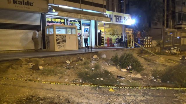 İnternet kafenin önünde silahlı saldırı