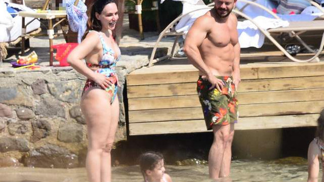 Bu da Buket Aydın sansürü! Buket Aydın'ın mayolu fotoğrafları silindi!