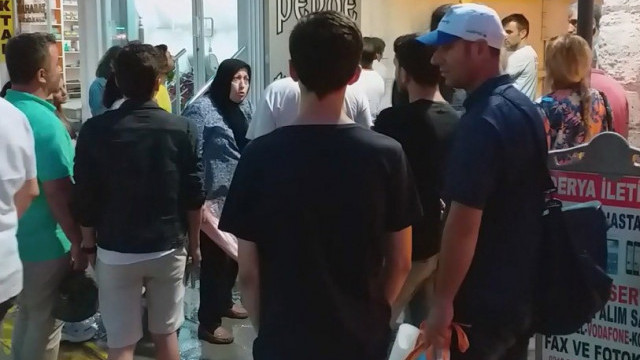 Kedi kurtarılırken, otel sahibi kadın tepki gösterdi