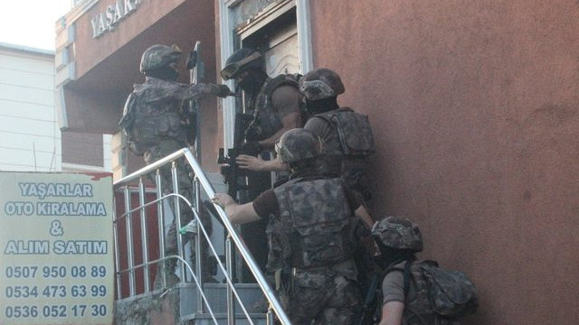 Polisi görünce banyonun camından attı !