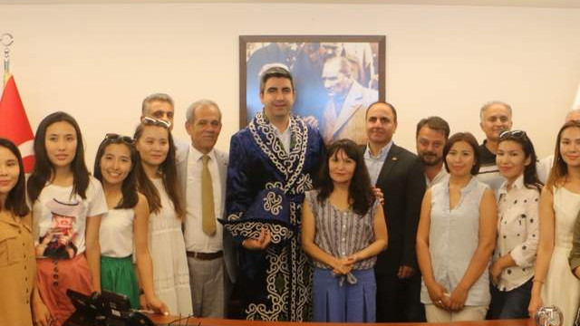Kartal Belediyesi Kazak kadın gazetecileri ağırladı