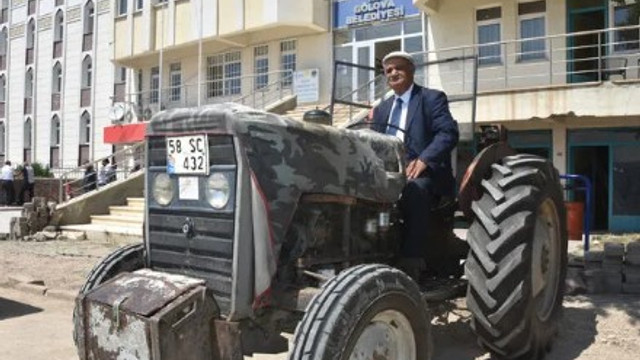 Belediye başkanı makam aracı olarak traktör kullanıyor !
