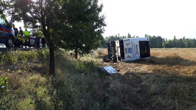 Yolcu otobüsü şarampole devrildi: 7 yaralı