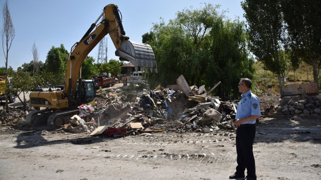 Ankara Büyükşehir Belediyesi zabıtası atıkla mücadelesini sürdürüyor