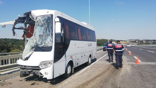 İstanbul'da servis aracı otobüse çarptı: Yaralılar var