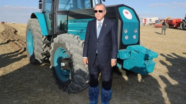 Erdoğan'ın traktörle verdiği poz olay oldu