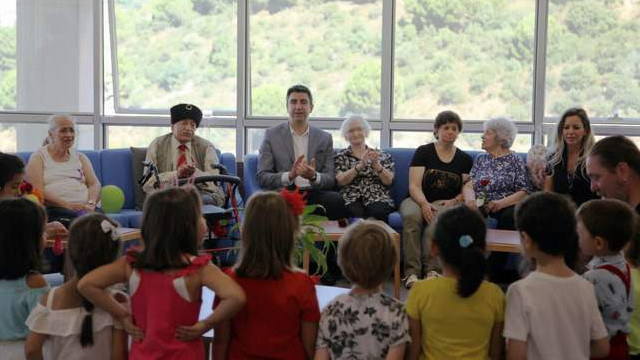 Başkan Yüksel ve Kreş Öğrencileri Huzurevi Sakinleri ile Bayramlaştı
