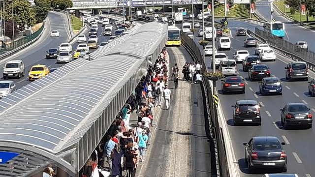 İstanbul'da korkunç kaza ! Bir genç metrobüsün altında kaldı