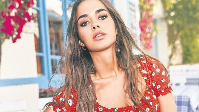 Bensu Soral'dan küvet pozu geldi