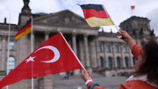 Türkiye'den kaçan ilticacılar üniversiteli çıktı !
