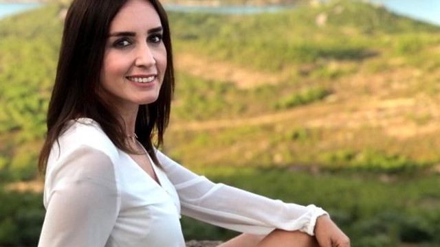 Ünlü sunucu elbisesiyle kendine hayran bıraktı