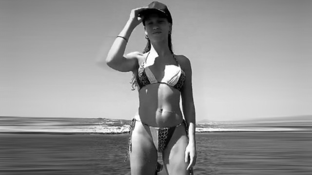 Serenay Sarıkaya bikinili pozuyla meydan okudu