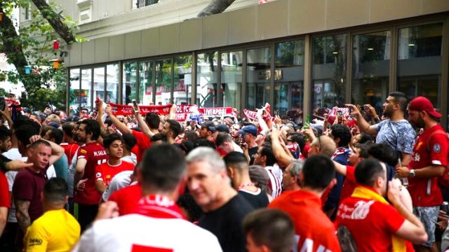 Süper Kupa öncesi Taksim'de cam bardak yasağı !