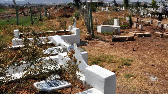 Onlarca mezarı tahrip edip, ''Yakında geleceğiz'' yazdılar