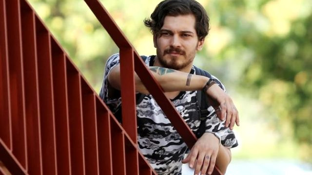 Çağatay Ulusoy saçlarını kazıttı