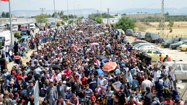 Binlerce Suriyeli Türkiye sınırına dayandı !