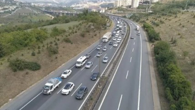 Tatilciler yollara düştü ! Kuyruğun sonu gözükmüyor