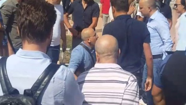 Polis HDP'li Ahmet Şık’ı yerde sürükledi