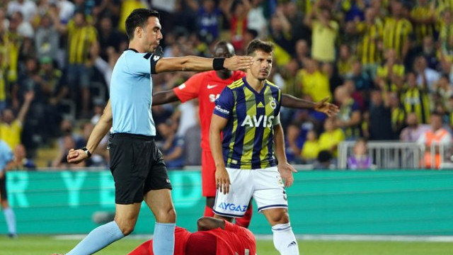 Fenerbahçe - Gazişehir Gaziantep maçının ilk yarısında 3 penaltı kararı verildi