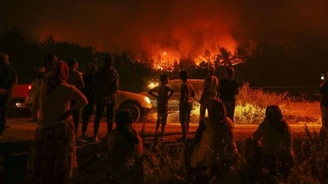 İzmir'deki yangında son durum: 2 mahalleye yaklaştı !