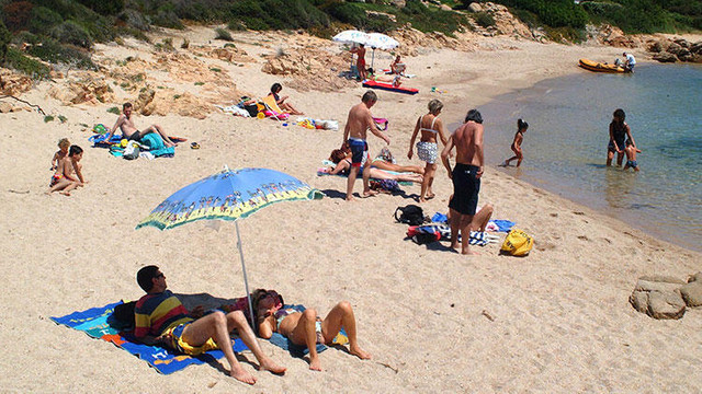Plajdan kum ''çalan'' çifte hapis cezası