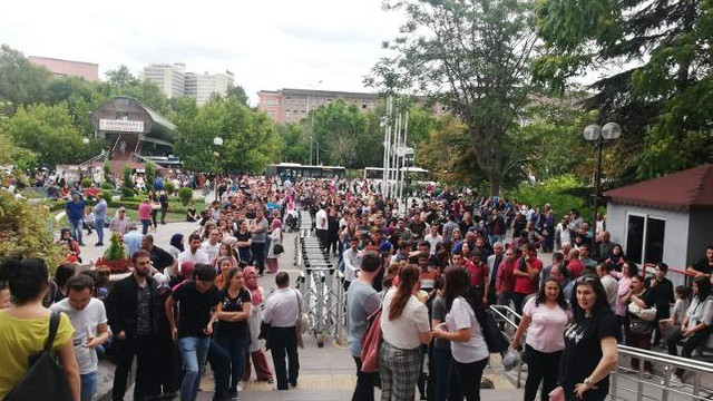 Adliye önünde katiplik kuyruğu !