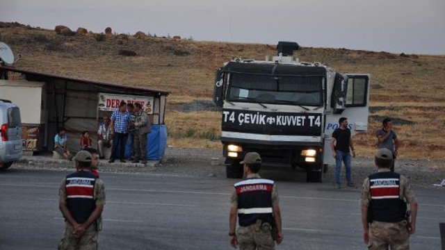 Düğün salonu savaş alanına döndü ! Araçları ateşe verdiler